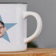 Ein Stern mit einem Foto des Büros - Keramikbecher mit schwarzem Rand