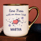 Eine frau nicht von dieser welt - Ein Becher mit Goldrand