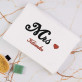 Mrs - Handtuch mit Stickerei