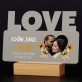 Schone junge verliebte - Druck auf Acrylglas mit LED Beleuchtung - Wort LOVE