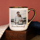 Foto und unterschrift - Ein Becher mit Goldrand