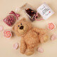Set mit Tasse, Teddybär und Süßigkeiten für die Tochter