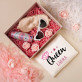 Geschenkset für ein Mädchen mit Satinbademantel und Brille