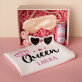 Geschenkset für ein Mädchen mit Satinbademantel und Brille