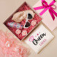 Geschenkset für ein Mädchen mit Satinbademantel und Brille