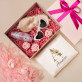 Geschenkset für die Frau mit Satinbademantel und Brille