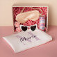 Ein Geschenkset für eine Freundin mit Satinbademantel und Brille