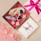 Ein Geschenkset für eine Freundin mit Satinbademantel und Brille