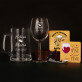 Geschenkset für ein Hochzeitspaar mit Weinglas und Bierkrug