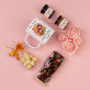 Set mit Tasse, Tee und Süßigkeiten für eine Kindergärtnerin