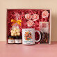 Set mit Tasse, Tee und Süßigkeiten für eine Kindergärtnerin