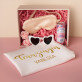 Geschenkset für die Trauzeugin mit Satinbademantel und Brille