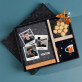 Geschenkset für Ihren Sohn mit Druck auf Acrylglas und Haselnüssen in weißer Schokolade
