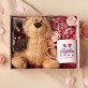 Set mit Tasse, Teddybär und Süßigkeiten Zum Frauentag