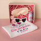 Geschenkset zum Frauentag mit Satinbademantel und Brille