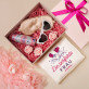 Geschenkset zum Frauentag mit Satinbademantel und Brille