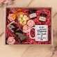 Set mit Tasse, Tee und Süßigkeiten zum Muttertag