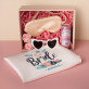 Geschenkset für einen Junggesellinnenabschied für die Braut mit Satinbademantel und Brille
