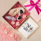 Geschenkset für einen Junggesellinnenabschied für die Braut mit Satinbademantel und Brille