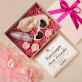 Geschenkset um der Trauzeugin zu danken mit Satinbademantel und Brille