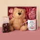 Set mit Tasse, Teddybär und Süßigkeiten Zum Jahrestag