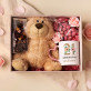 Set mit Tasse, Teddybär und Süßigkeiten Zum Geburtstag