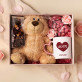 Set mit Tasse, Teddybär und Süßigkeiten Zum Valentinstag