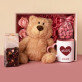 Set mit Tasse, Teddybär und Süßigkeiten Zum Valentinstag