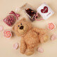 Set mit Tasse, Teddybär und Süßigkeiten Zum Valentinstag