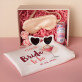 Geschenkset für einen Junggesellinnenabschied mit Satinbademantel und Brille