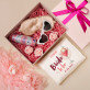 Geschenkset für einen Junggesellinnenabschied mit Satinbademantel und Brille